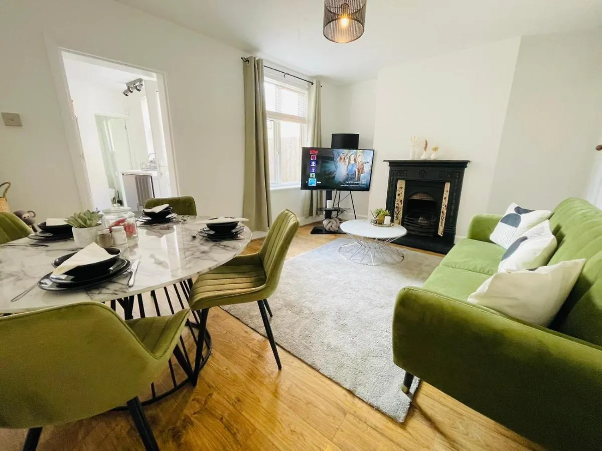 Holiday home Lovely 4 Bed, Family & Contractors Luton Airport & M1 By Properties2You