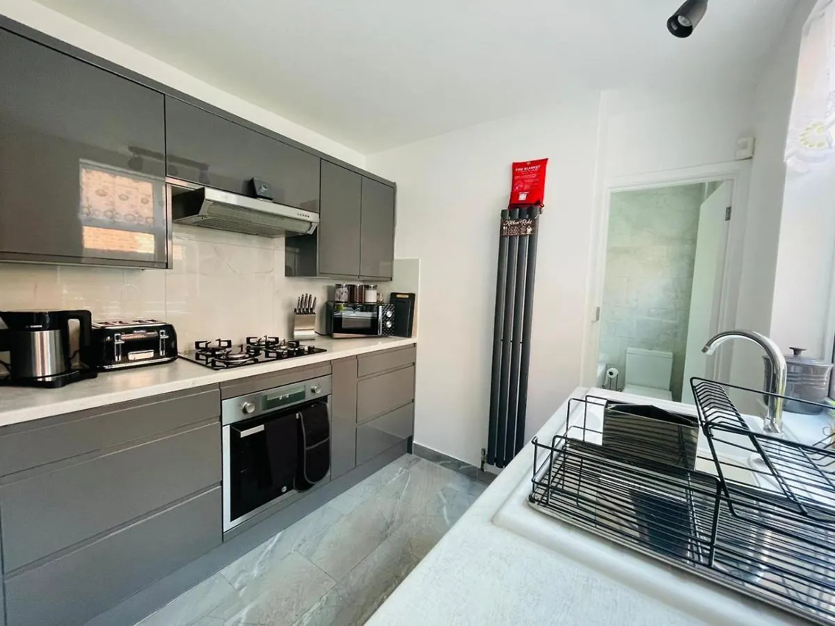 Lovely 4 Bed, Family & Contractors Luton Airport & M1 By Properties2You 0*, Luton (Bedfordshire)