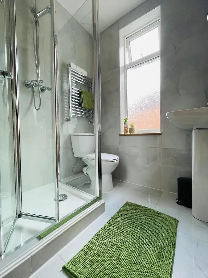 Holiday home Lovely 4 Bed, Family & Contractors Luton Airport & M1 By Properties2You