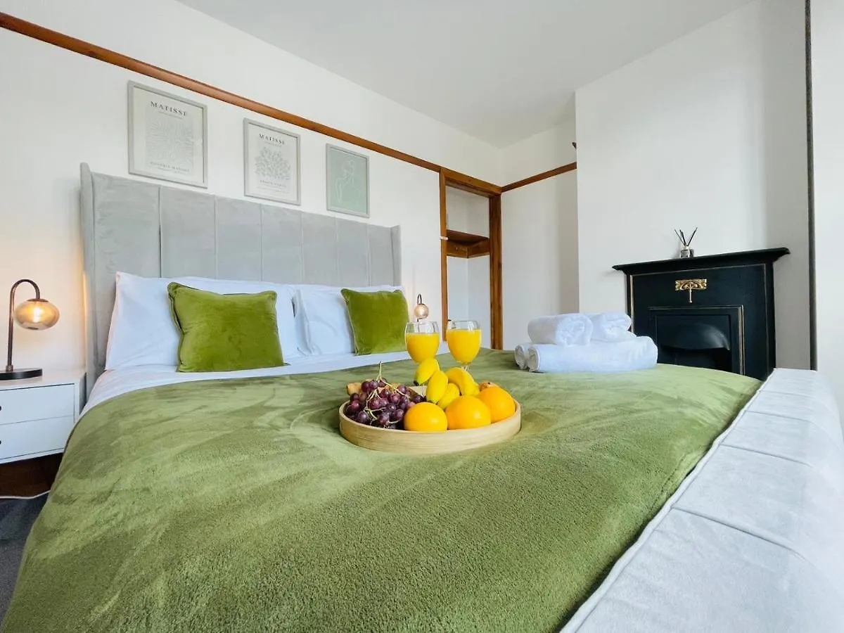 Holiday home Lovely 4 Bed, Family & Contractors Luton Airport & M1 By Properties2You United Kingdom