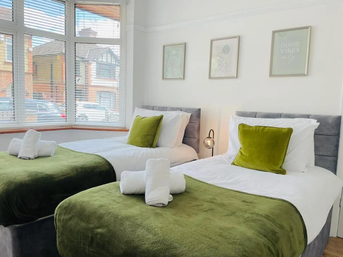Lovely 4 Bed, Family & Contractors Luton Airport & M1 By Properties2You Holiday home Luton (Bedfordshire)