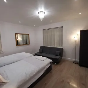 Three Bedroom Modern By Luton Airport And Luton Station Apartment
