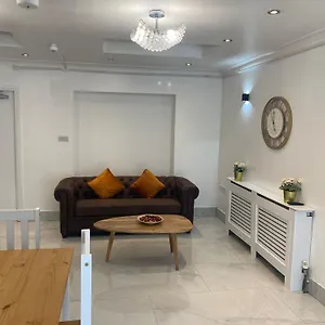 Newly Refurbished - Affordable Four Bedroom Semi-detached House Near Luton Airport And Luton Hospital Apartment