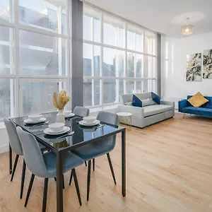 Town Centre - Near Airport & Train Station Apartment
