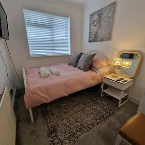 Lovely 3 Bedroom House Free Parking Holiday home